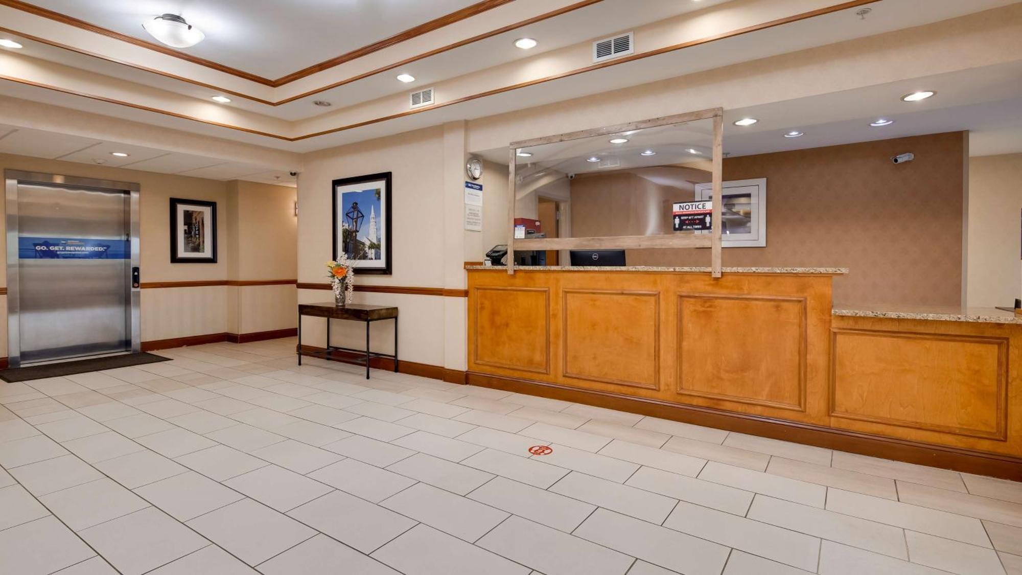 Best Western Executive Inn - Latta Berrys Crossroads Exterior photo